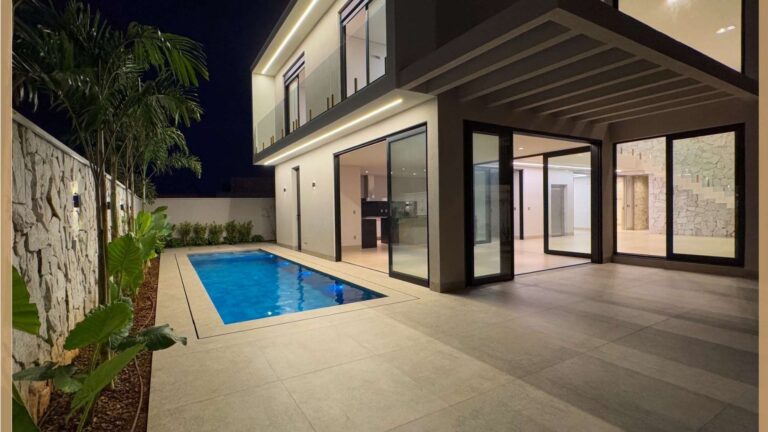 Casa de Alto Padrão à Venda no Alphaville – 4 Suítes, Piscina e Elevador