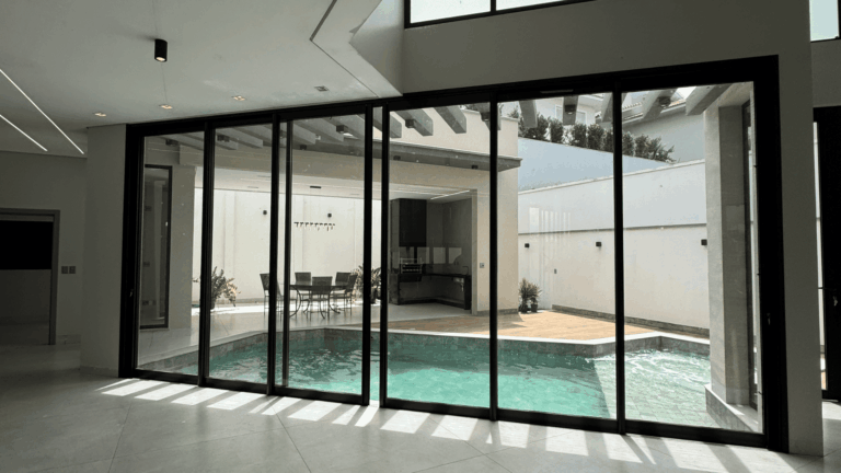 Casa de Luxo à Venda no Condomínio Jardins Gênova em Uberlândia – 4 Suítes, SPA Mirante e Piscina Aquecida